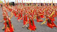Festival Gandrung Sewu kembali digelar di Banyuwangi dengan atraksi kolosal seribu penari gandrung yang mencuri perhatian. (Liputan6.com /Dian Kurniawan)
