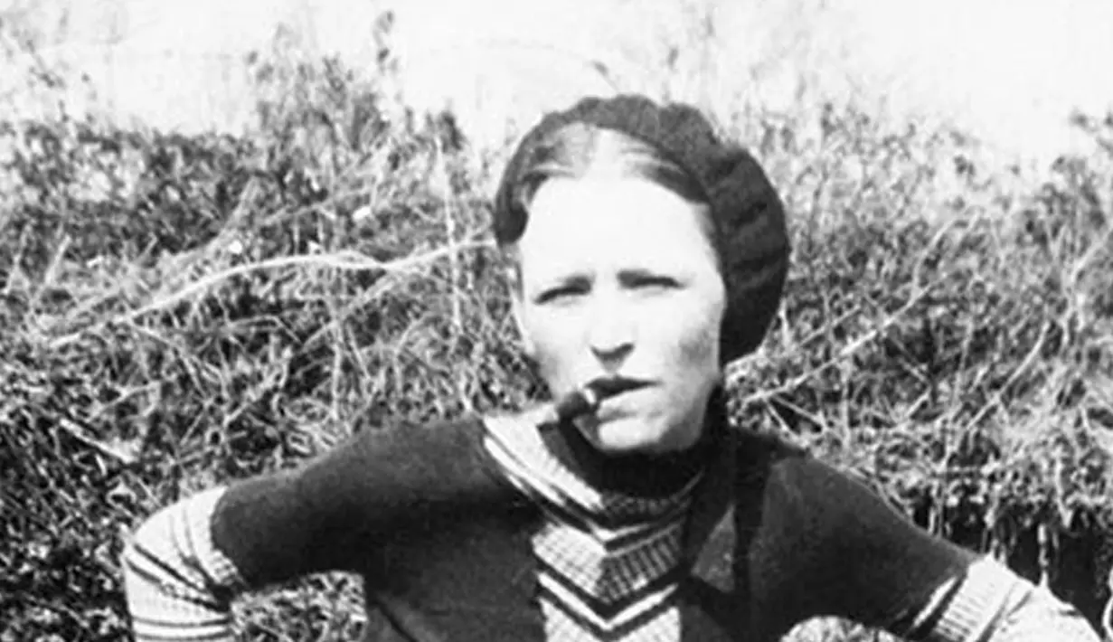 Bonnie Parker bersama kekasihnya Clyde Barrow merampok puluhan bank di Amerika selama masa depresi ekonomi pada 1931-1934 (Istimewa)