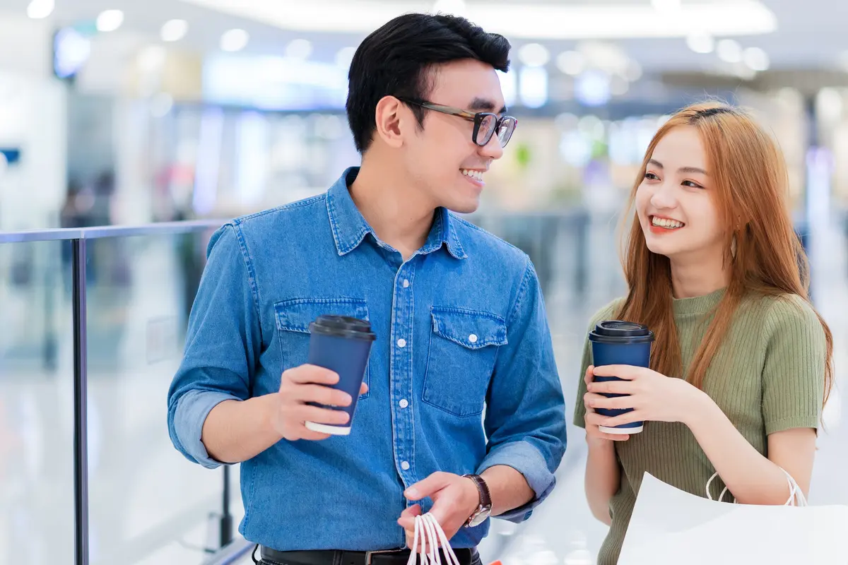 perempuan dan pasangan belanja