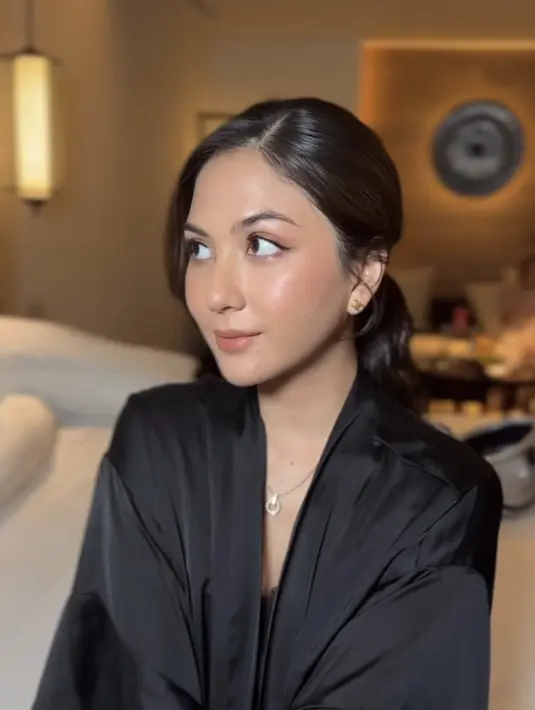 Dengan gaya rambut ikat belakang, dan poni sampingnya.  [@alodiasuradja]