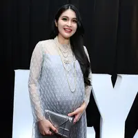Usia kehamilan sudah memasuki usia 39 minggu, Sandra Dewi kini sedang menunggu waktu melahirkan anak pertamanya. Rasa deg-degan dan ketakutan kerap menghantuinya jelang hari bahagia itu. (Deki Prayoga/Bintang.com)