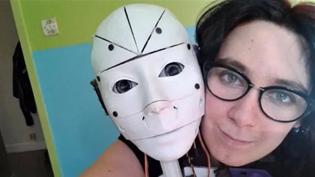 Lilly ingin menikah dengan robot