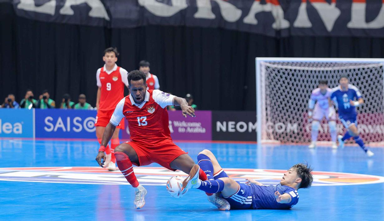 Pada menit ke-10 Jepang akhirnya memecah telur. Skor 2-1 untuk Jepang. Semangat Jepang masih belum sirna. Pada menit akhir babak kedua Jepang menyamakan kedudukan menjadi 2-2. Tampak dalam foto, pemain Timnas Futsal Indonesia, Wendy Brian Lindry (kiri) berebut bola dengan pemain Jepang pada semifinal Piala Asia Futsal 2026 di Indonesia Arena, Gelora Bung Karno, Senayan, Jakarta, Kamis (4/2/2026). (Bola.com/Bagaskara Lazuardi)