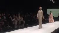 Koleksi Khanaan Shamlan bertajuk Sedasa yang terinspirasi dari Crystallure by Wardah di Jakarta Fashion Week 2020. (Liputan6.com/Putu Elmira)