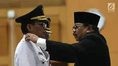 Gubernur Jawa Timur Soekarwo (kanan) melantik Bupati Tulungagung terpilih hasil Pilkada 2018, Syahri Mulyo di Jakarta, Selasa (25/9). Syahri saat ini sudah berstatus tahanan KPK. (Merdeka.com/Imam Buhori)