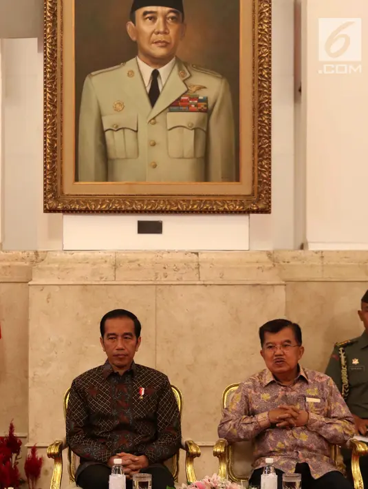 Presiden Jokowi (kiri) didampingi Wapres Jusuf Kalla usai memberi arahan dalam Sidang Kabinet Paripurna, Jakarta, Senin (9/4). Sidang membahas ketersediaan anggaran dan pagu indikatif serta prioritas nasional tahun 2019. (Liputan6.com/Angga Yuniar)