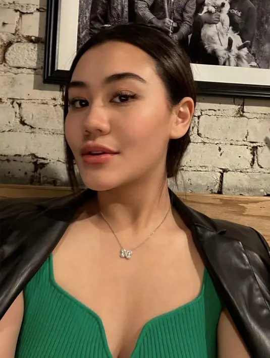 Aaliyah Massaid juga tampil cantik dengan atasan berkerah rendah hijau dan leather jacket [@aaliyah.massaid]