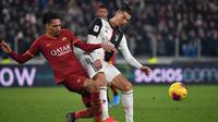 Pemain Juventus Cristiano Ronaldo (kanan) dan pemain AS Roma Chris Smalling berebut bola pada pertandingan Coppa Italia di Turin, Italia, Rabu (22/1/2020). Juventus menggilas AS Roma 3-1 dan berhasil lolos ke semifinal. (Marco Bertorello/AFP)