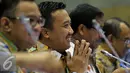 Ekspresi Imam Nahrawi saat mengikuti rapat kerja dengan Komisi X DPR di Jakarta, Rabu (2/3). Rapat membahas Dukungan anggaran, Kesiapan Venue, Kepanitiaan, dan kegiatan Sosialisasi dan terkait Sanksi FIFA terhadap PSSI. (Liputan6.com/Johan Tallo)