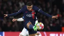 Pemain PSG, Kylian Mbappe berusaha mengontrol bola saat laga leg pertama 16 besar Liga Champions 2023/2024 melawan Real Sociedad di Parc des Princes, Paris, Prancis, Kamis (15/02/2024) WIB. (AFP/Franck Fife)