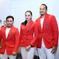 Pungky Afriecia (atlet voli), Eko Yuli Wirawan (atlet angkat besi), dan Arki Wisnu (atlet basket) memakai seragam yang akan dipakai untuk pembuka dan penutupan Asian Games 2018. (Instagram/theexecutive)