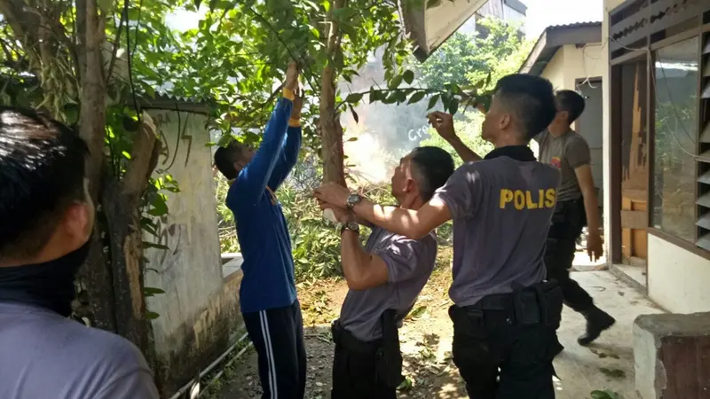 Kapolres Gowa pimpin kerja bakti bersihkan barak polisi bujang (Liputan6.com/ Eka Hakim)