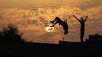 Sejumlah pemuda Palestina berlatih parkour selama pemberlakuan karantina wilayah (lockdown) di tengah wabah COVID-19, di Kota Khan Younis, Jalur Gaza selatan (18/9/2020). (Xinhua/Yasser Qudih)