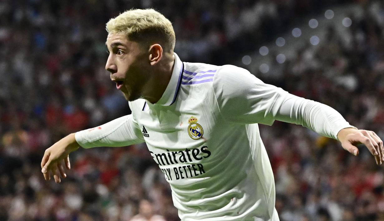 Sebelum selesai babak pertama, Los Blancos berhasil menambah satu gol lagi lewat Federico Valverde pada menit ke-34. Pemain asal Uruguay tersebut sukses memanfaatkan bola rebound tendangan Vinicius Jr. (AFP/Javier Soriano)