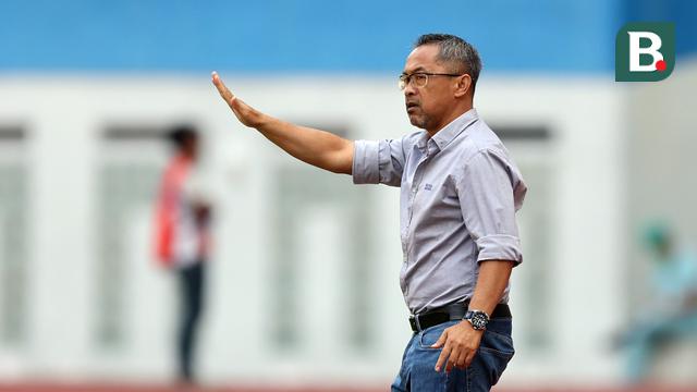 Foto: Gaya Aji Santoso di Laga Debut Bersama Persikabo 1973