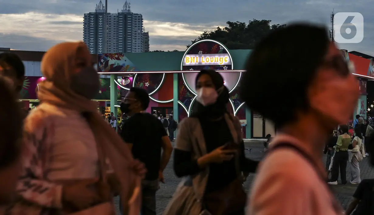 Suasana saat pengunjung menghadiri BNI Java Jazz Festival 2022 hari kedua di JIExpo Kemayoran, Jakarta, Sabtu (28/5/2022). Perhelatan musik BNI Java Jazz Festival 2022 digelar pada 27-29 Mei dengan menampilkan musisi-musisi dari dalam dan luar negeri. (Liputan6.com/Johan Tallo)