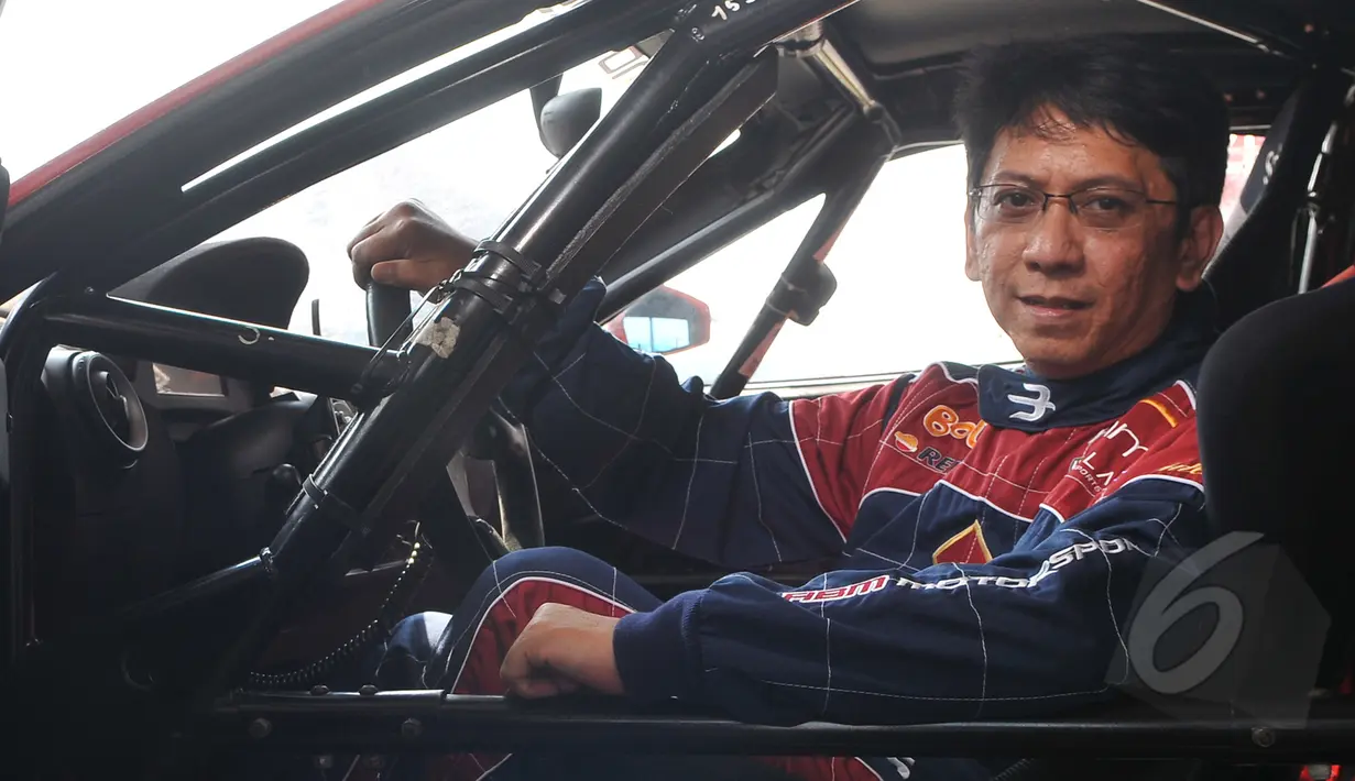 Paul Montolalu mengendarai Ferarri 430 saat latihan di Sirkut Sentul, Bogor (12/5/2015). Indonesia akan menggelar balap ketegori Super Car yang akan diadakan 23 - 24 Mei 2015. (Liputan6.com/Herman Zakharia)