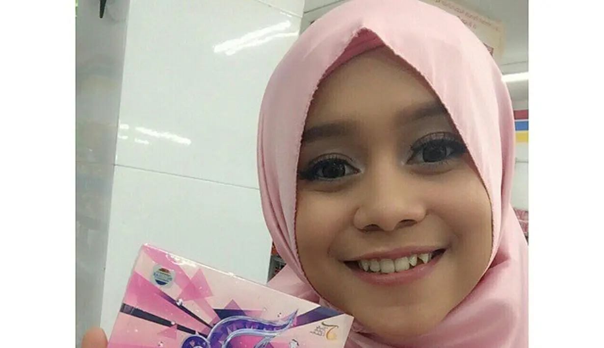 Beginilah gaya hijab Lesti di awal kariernya sebagai penyanyi dangdut Tanah Air pada tahun 2015.