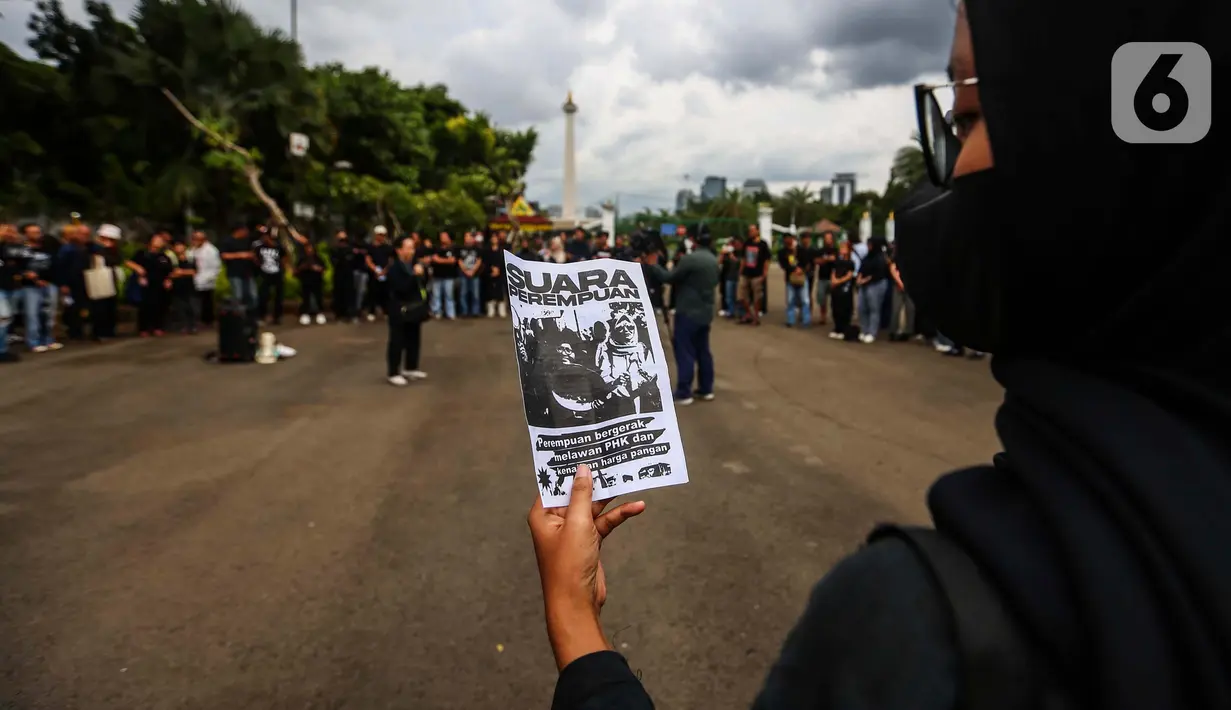 Aktivis Jaringan Solidaritas Korban untuk Keadilan mengikuti aksi Kamisan ke-808 di seberang Istana Merdeka, Jakarta, Kamis (7/3/2024). (Liputan6.com/Angga Yuniar)