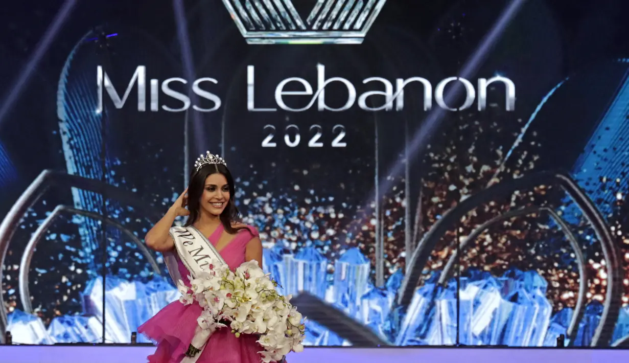 Reaksi Miss Lebanon 2022 yang baru dinobatkan Yasmina Zaytoun setelah terpilih di Forum de Beyrouth di ibu kota Lebanon, Beirut, Minggu (24/7/2022). Kontes kecantikan itu diadakan di Beirut setelah absen selama tiga tahun akibat dibatalkan karena krisis ekonomi negara itu dan pandemi virus corona. (ANWAR AMRO / AFP)
