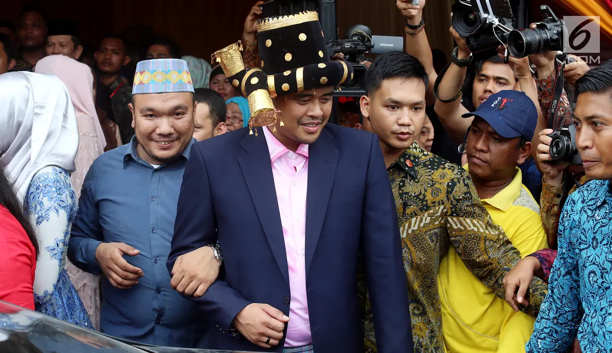 Bobby Nasution saat mengikuti prosesi pemberian marga untuk istrinya Kahiyang Ayu di rumah Pamannya Bobby Nasution di Medan, Selasa (21/11). Kahiyang Ayu resmi menjadi Kahiyang Ayu Boru Siregar. (Liputan6.com/JohanTallo)