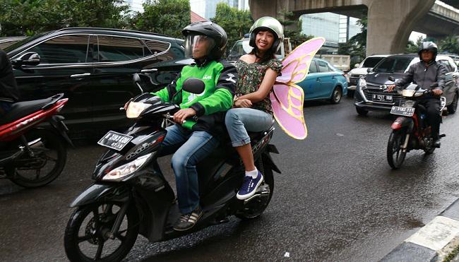 Bidadari naik GoJek yang bikin heboh Jakarta | Copyright: charm