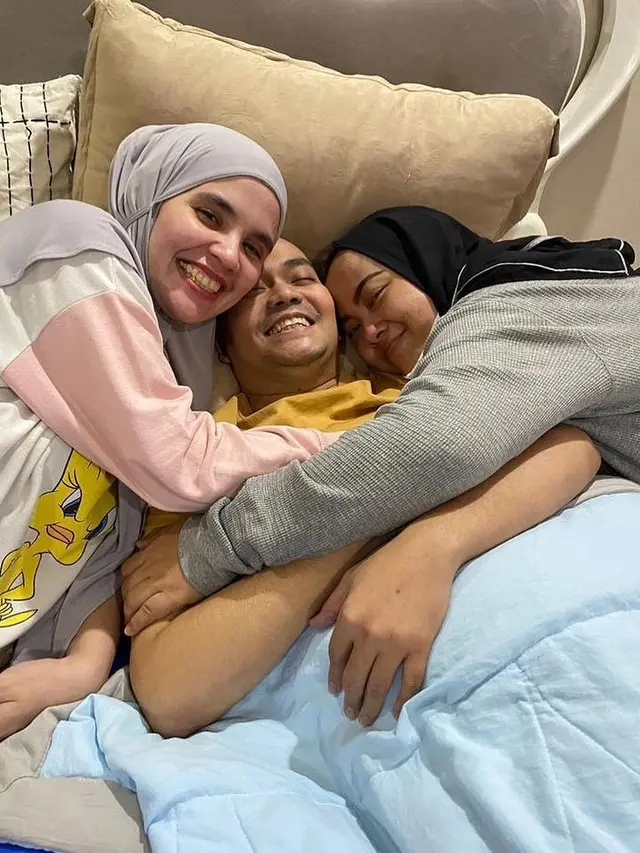 Indra Bekti bersama keluarga (Instagram/dhila_bekti)