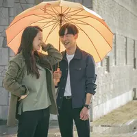 Drama terbaru Song Ji Hyo dan Park Si Hoo, Lovely Horribly akan hadir pada 13 Agustus. (Soompi)