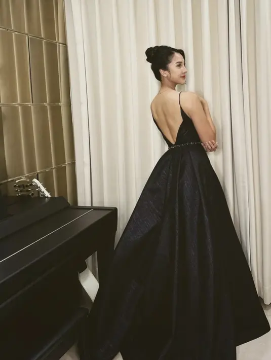 Gaun yang dikenakan Anya memiliki model backless yang membuatnya semakin terlihat elegan nan seksi.  (@anyageraldine)