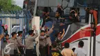 Suporter Persebaya 1927 atau Bonek berteriak dari dalam bus di Stadion Tugu, Jakarta, Rabu (3/8). Bonek menyerbu Jakarta sejak Selasa (2/8) untuk mendesak diagendakannya pengakuan klub Persebaya 1927 pada KLB PSSI. (Liputan6.com/Helmi Fithriansyah)