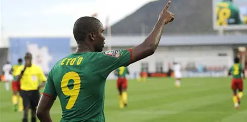 Selebrasi gol kapten Kamerun, Samuel Eto'o ke gawang Tunisia di penyisihan Grup D Piala Afrika yang berlangsung di Tundavala Stadium, Lubango, 21 Januari 2010. Skor 2-2. AFP PHOTO / GIANLUIGI GUERCIA 