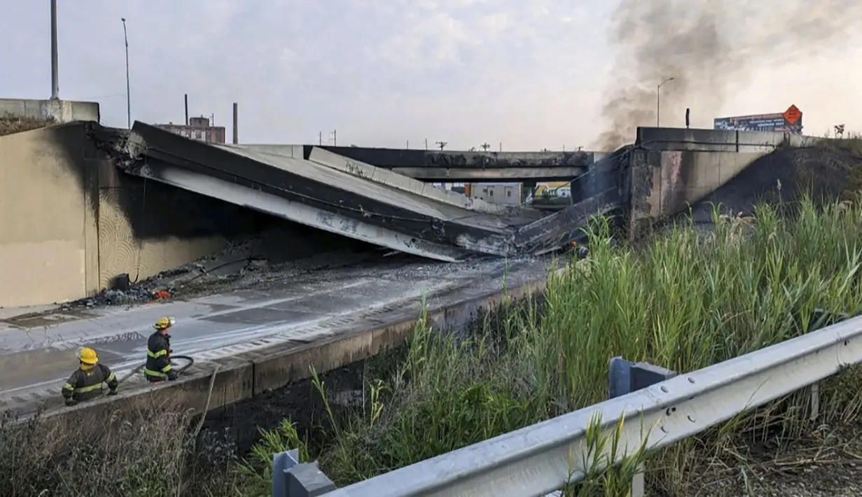 Kebakaran tersebut membutuhkan waktu sekitar satu jam untuk dikendalikan. (Office of Emergency Management via AP)