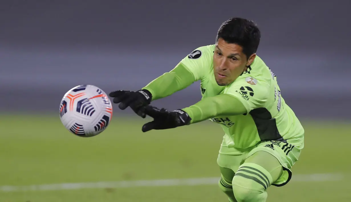 Dalam pertandingan tersebut, Enzo Perez sebenarnya menderita cedera hamstring, jadi dia tidak bisa banyak berlari. Meski begitu, setidaknya Perez masih bisa berdiri menjaga gawang. (Foto: AFP/Pool/Juan Ignacio Roncoroni)
