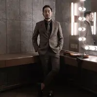 Jeje juga tampil formal dengan setelan jas warna coklat dengan inner kemeja hitam, lengkap dengan dasinya. (@ritchieismail)