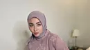 Tanpa terkesan berlebihan, Margin terlihat stylish dengan padanan blus bermotif dan hijab polos nuansa mauve. [Foto: IG/marginw].