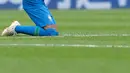 Penyerang timnas Brasil, Neymar berlutut di atas lapangan setelah mencetak gol ke gawang Kosta Rika pada pertandingan Grup E di St Petersburg, Rusia Jumat (22/6). Pada laga ini Neymar berhasil mencetak gol perdana di Piala Dunia 2018 (AP/Petr David Josek)