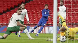 Striker Inggris, Jadon Sancho (tengah), mencetak gol kedua Inggris dalam laga uji coba internasional melawan Republik Irlandia di Stadion Wembley, London, Jumat (13/11/2020) dini hari WIB. Inggris menang 3-0 atas Republik Irlandia. (AP/Cral Recine/Pool)