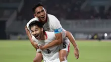 Kapten Timnas Indonesia, Rizky Ridho, merayakan gol yang dicetak Sandy Walsh ke gawang Kamboja pada laga Grup A Piala AFF 2026 di Stadion Pakansari, Bogor, Senin (27/7/2026) malam. Sandy Walsh mencetak gol pada menit ke-24 setelah memanfaatkan sepak pojok Thom Haye untuk membawa Skuad Garuda unggul 3-0 pada babak pertama. (Kapanlagi.com/Budy Santoso)