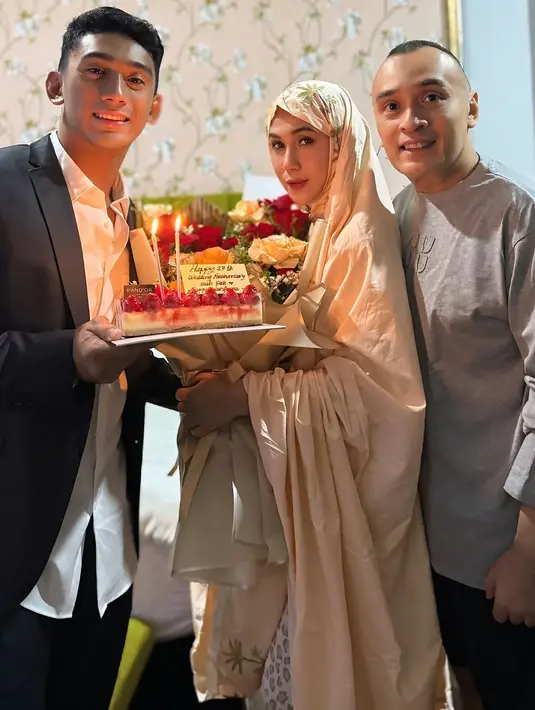 Daffa Wardhana memberikan kue ulang tahun untuk orang tuanya. Kue tersebut bertuliskan ‘Happy 27th wedding anniversary mah pah’. Daffa Wardhana ikut tiup lilin bersama kedua orang tuanya. Dalam unggahannya di Instagram, Marini Zumarnis juga unggah foto lawas pernikahannya dengan Denny Wardhana. Wajah artis 90an itu tetap awet muda dan tidak banyak berubah. (Liputan6.com/IG/@marinizumarnisreal)