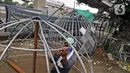 Pekerja menyelesaikan pembuatan kubah masjid di kawasan Kalimalang, Jakarta, Kamis (15/4/2021). Untuk ukuran kubah masjid paling besar 12 meter. (Liputan6.com/Herman Zakharia)