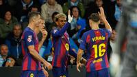 Skuad Barcelona merayakan gol Lamine Yamal ke gawang Celta Vigo di laga di pekan ke-12 La Liga 2025/2026 di Balaidos, Senin (10/11/2025) dini hari WIB. (AP Photo/Lalo R. Villar)