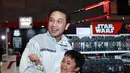 Mengunjungi ajang Comic Con bersama sang buah hati sepertinya menjadi pilihan tepat bagi Giring untuk mendapatkan 'quality time' bersama. Zidan pun merasa senang mengunjungi booth Star Wars. (Deki Prayoga/Bintang.com)