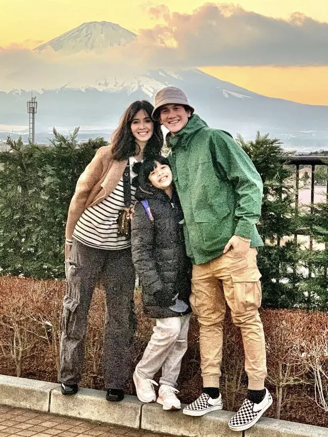 Outfit Liburan Vino G Bastian dan Marsha Timothy di Jepang, credit: @marshatimothy