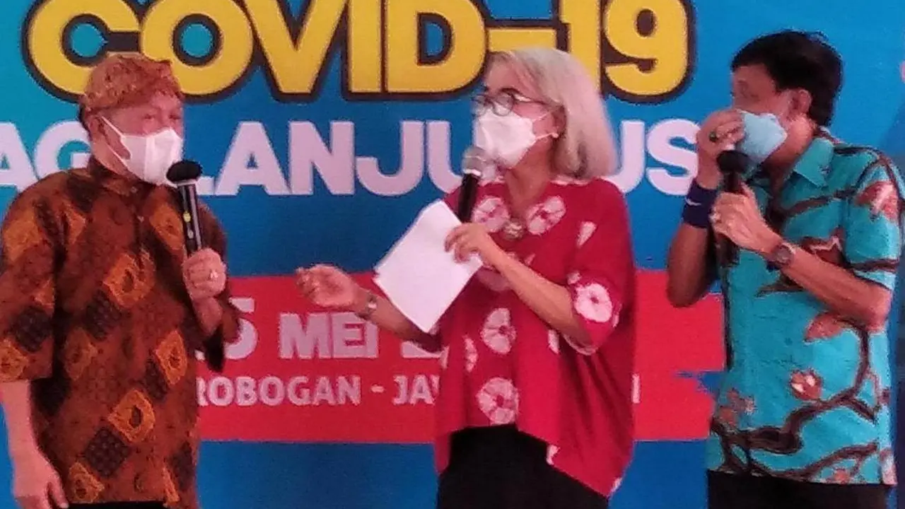 Kirun dan Doyok saat melawak sosialisasikan vaksinasi untuk lansia dimomen Gebyar Vaksinasi Lansia (GVL) di Grobogan, Jawa Tengah. (Foto: Liputan6.com/Felek Wahyu)