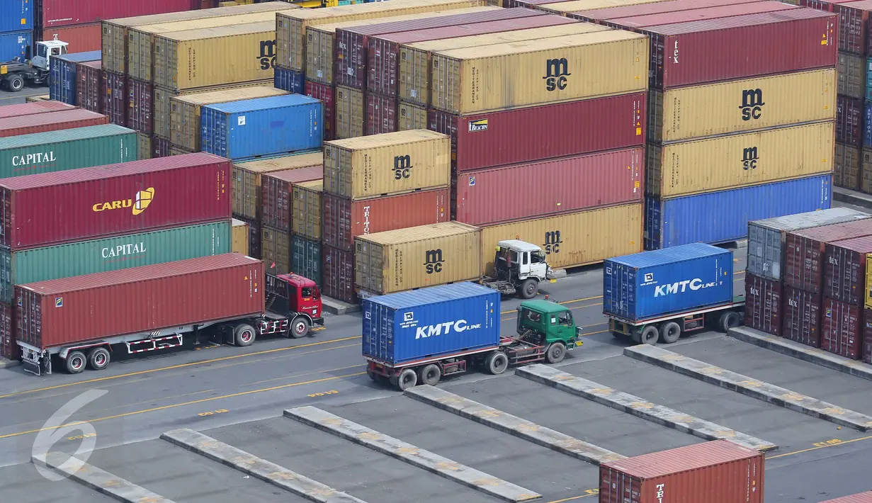 Sejumlah truk peti kemas di area JICT Tanjung Priok, Jakarta, Selasa (18/10). BPS mencatat, nilai ekspor  September 2016 sebesar US$ 12,51 miliar, turun 1,84% dibanding bulan sebelumnya dan turun 0,59% (yoy). (Liputan6.com/Angga Yuniar)