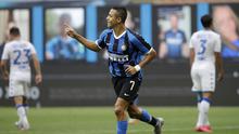 Pemain Inter Milan Alexis Sanchez melakukan selebrasi usai mencetak gol ke gawang Brescia pada pertandingan Serie A di Stadion San Siro, Milan, Italia, Rabu (1/7/2020). Inter Milan menaklukkan Brescia dengan skor 6-0. (AP Photo/Luca Bruno)