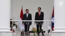 Presiden Jokowi dan PM Republik Demokratik Rakyat Laos Thongloun Sisoulith berjalan menuju beranda Istana Bogor, Kamis (12/8). Kedua kepala negara itu melakukan pertemuan bilateral, serta penandatanganan nota kesepahaman. (Liputan6.com/Angga Yuniar)