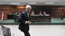 Terdakwa OC Kaligis terlihat berdiri jelang menjalani sidang agenda pembacaan dakwaan di Pengadilan Tipikor, Jakarta, Senin (31/8/2015). OC Kaligis didakwa dengan dugaan memberikan uang kepada 3 hakim dan panitera PTUN Medan.(Liputan6.com/Herman Zakharia)