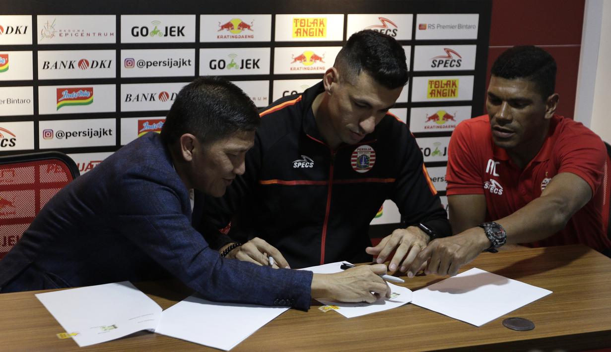 Pemain baru Persija Jakarta, Alexander Luiz Reame, menandatangani kontrak saat konferensi pers perkenalan dirinya di kantor Persija Jakarta, Jakarta, Jumat (30/8). Persija kenalkan pemain asing baru untuk mengarungi putaran 2 Liga 1. (Bola.com/Yoppy Renato)
