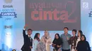 Peserta EGTC 2017 berswafoto dengan para pemeran Ayat Ayat Cinta 2 saat gelaran Emtek Goes To Campus 2017 di Universitas Telkom, Bandung, Rabu (29/11). EGTC 2017 Bandung diadakan pada Selasa-Kamis, 28-30 November 2017.(Liputan6.com/Helmi Fithriansyah)